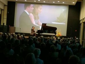 The Latsos Piano Duo가 랜초 미라지 도서관에서 공연하는 모습