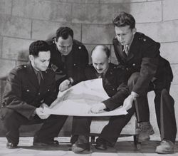 1949년 휴전 협정 회담에 참석한 이스라엘 대표단. 왼쪽부터: 사령관 예호샤팟 하르카비, 아리에 시몬, 이가엘 야딘, 그리고 이츠하크 라빈 (1949)