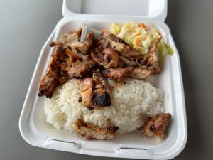 토시의 데리야키 그릴에서 제공되는 치킨 데리야키(밥과 플레이트 런치 포함)