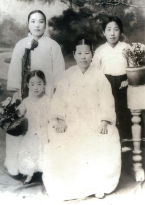 천안보통학교 입학 직전의 황혜성(앞줄 왼쪽), 외할머니(앞줄 오른쪽), 어머니(뒷줄 왼쪽), 친척언니(뒷줄 오른쪽)