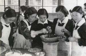 6.25전쟁 이후 영등포여고에서 가사실습을 지도하는 모습(왼쪽에서 두번째)이다.