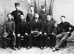 1905년 황흥과 민보사(民報社) 사원이 도쿄에서 촬영한 단체 사진. 앞줄 왼쪽부터 1. 미상, 2. 정가성, 3. 황흥, 4. 진천화, 5. 장사쇠. 뒷줄 왼쪽부터 1. 송교인, 2. 류양곡, 3. 미상.