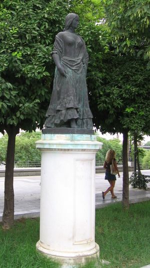 세비야, 파세오 알칼데 마르케스 데 콘타데로에 있는 카르멘 조각상