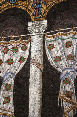 정통 삼위일체론자들이 아리우스주의를 물리친 후, 이단으로 여겨진 흔적을 검열했다. 라벤나의 산타폴리나레 누오보 성당에 있는 이 모자이크는 아리우스파 왕인 테오도리크와 그의 궁정의 이미지가 제거되었다. 일부 기둥에는 그들의 손이 남아 있다.