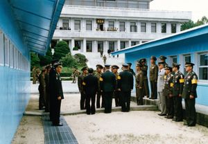 냉전 이후 소통 채널을 재개하기 위해 북한 대표단이 남한 관계자들과 만나는 모습