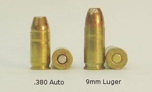 .380 ACP와 9mm 루거 탄약 비교.