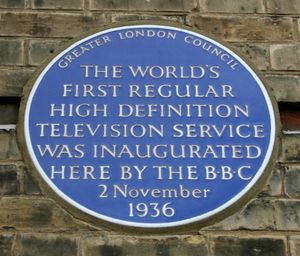 BBC의 고화질 공영 텔레비전 서비스 기념 명판.