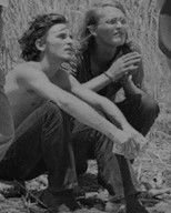 헨리 (왼쪽)와 브룩스 (오른쪽), 1973년 8월 10일 하이 아일랜드 해변에서 찍은 사진.