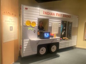 Mille Lacs Indian Museum의 인디언 프라이 브레드 전시