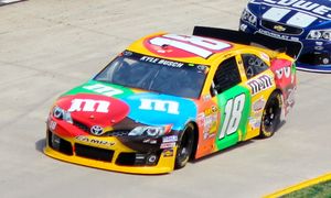 2013 STP Gas Booster 500에 출전한 Gen-6 규정형 토요타 캠리, 카일 부시차.