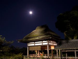 이시야마사 위에 뜬 보름달.