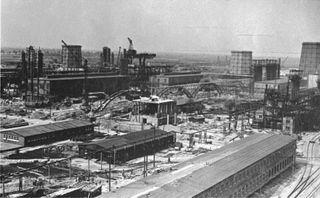 km}} 떨어진 곳에 건설 중인 IG 파르벤 공장