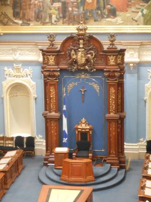 1936년부터 2019년 7월 9일까지 퀘벡 국회의사당 의석 위에는 십자고상이 걸려 있었다.