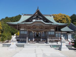 이나리 신사에 있는 한 쌍의 여우