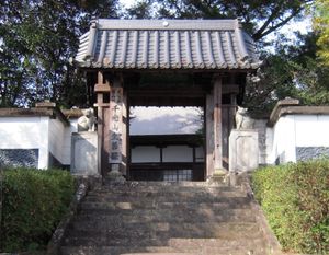 쇼젠인 (구마모토현 구마군 미즈카미촌)의 산문 앞에는 고마네코가 있다.