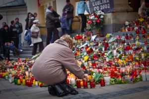 루블린 시청 앞에 놓인 추모의 꽃과 촛불