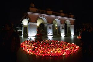 바르샤바 무명용사의 묘 앞에 시민들이 가져온 꽃과 촛불