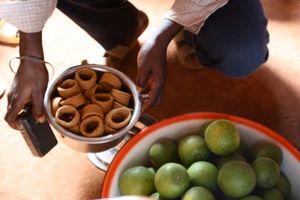 베냉에서 제공되는 튀긴 땅콩 버터 링인 Klouikloui