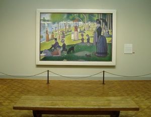 쇠라가 의도한 흰색 액자에 담겨 시카고 미술관에 전시되어 있다.