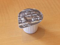 일본에서 판매되는 액상 무유 크리머인 "커피 프레쉬"의 플라스틱 용기