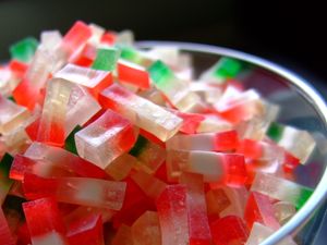 색깔이 있고 반투명한 타피오카 스틱