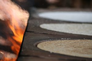 작은 상업 제빵소에서 굽는 카사베