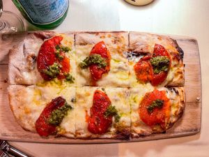 뉴욕의 토마토와 페스토 납작빵