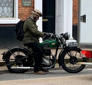 2023년 7월 영국 호니턴의 하이 스트리트에서 빈티지 의상을 입고 빈티지 BSA 오토바이를 탄 라이더