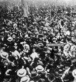 결승전 후 아르헨티나와 우루과이 선수들을 들어올리는 관중들. 이 선수권 대회는 스포츠적으로, 상업적으로 성공을 거두며 아르헨티나에서 축구의 엄청난 인기를 굳건히 했다.