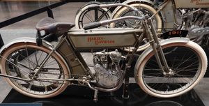 1911년 할리 데이비드슨 "사일런트 그레이 펠로우", 위스콘신주 밀워키의 할리 데이비드슨 박물관에 전시되어 있다. 이 오토바이는 많은 내장된 움직이는 부품을 특징으로 했으며 당시에는 조용했다.