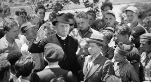 스펜서 트레이시 (가운데)가 '소년의 거리'에서 에드워드 J. 플래너건 신부 역을 맡았다.