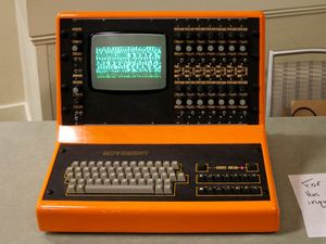 스튜어트가 사용한 Movement Systems Drum Computer. 뮤직 비디오에도 등장한다.