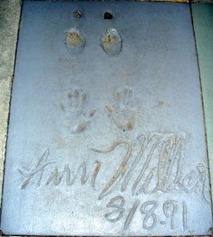 앤 밀러의 손자국, 월트 디즈니 월드의 디즈니 할리우드 스튜디오 테마파크에 있는 더 그레이트 무비 라이드 앞에서.