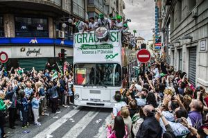 2013년 라 리가 복귀를 축하하는 엘체 선수단과 팬들
