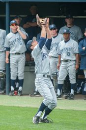 2010년 로스앤젤레스 경기에서 동료 선수들이 지켜보는 가운데 안테이터스 야구 선수가 팝업 아래에 자리 잡고 있다.