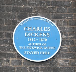 The Angel Hotel의 디킨스 현판.