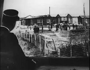 《밤과 안개》의 스틸 컷으로, 케피로 식별 가능한 프랑스 경찰관이 피티비에 강제 이송 수용소를 경비하고 있다. 이 장면은 영화의 일부 버전에서 검열되었다.