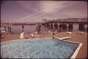 모텔은 종종 대형 수영장을 갖추고 있는데, 예를 들어 오리건주, 포틀랜드에 있는 선더버드 모텔 (1973년)이 있다.