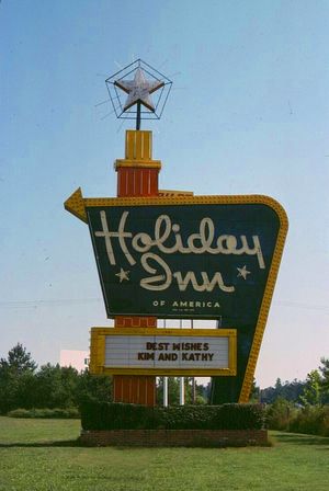 1982년까지 사용된 홀리데이 인(Holiday Inn)의 "Great Sign". 일부는 박물관에 보존되어 있다.