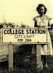 1938년 칼리지스테이션 시 경계 표지판. "인구 2,184명"이라고 적혀 있다.