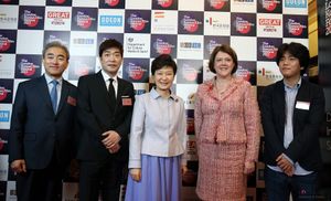 2012년 런던 한국 영화제에 참석한 손현주(왼쪽에서 두 번째)