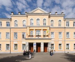 테르노필의 제5학교. 과거 성 야드비가 여자 학교로 사용되었다.