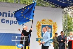 2014년 행사에서 유럽 평의회 의회(PACE) 의원으로부터 유럽 평의회 깃발을 수여받는 테르노필 시장