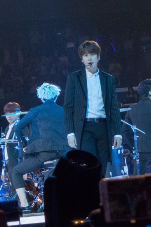 KCON 2015에서 공연하는 규현