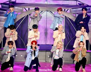 2022년 4월 10일 올림픽 홀에서 열린 첫 단독 콘서트 Trace에서 수록곡 "Darari" (다라리)를 공연하는 트레저