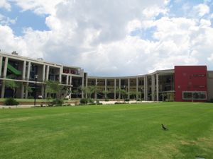 2012년에 완공된 서쪽 캠퍼스의 과학 경기장.