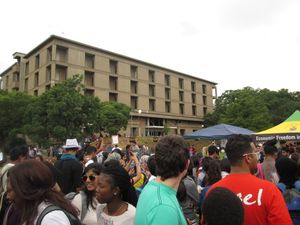 동 캠퍼스 도서관 잔디밭 남동쪽에 위치한 와텐바일러 도서관