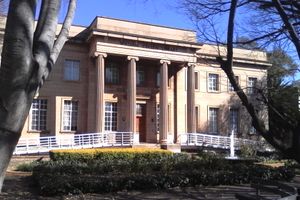 동 캠퍼스 도서관 잔디밭 북서쪽에 위치한 윌리엄 컬렌 도서관