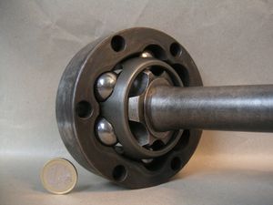 등속 조인트는 드라이브 샤프트가 가변 각도에서도 일정한 회전 속도로 동력을 부드럽게 전달할 수 있도록 해준다.