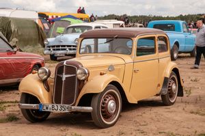 1932년, 아들러(독일)는 1939년에 100,000대 판매를 달성하여 가장 초기의 전륜구동 자동차인 트럼프 주니어를 출시했다.